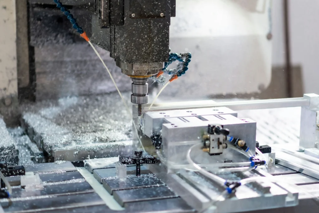 Фрезерный станок CNC обрабатывает металлическую деталь
