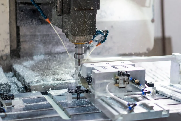Фрезерный станок CNC обрабатывает металлическую деталь